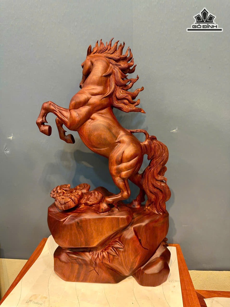 tuong-ngua-phong-thuy-nhat-ma-phi-thien-go-tu-dan-cao-53-ngang-30-sau-13-cm-478948