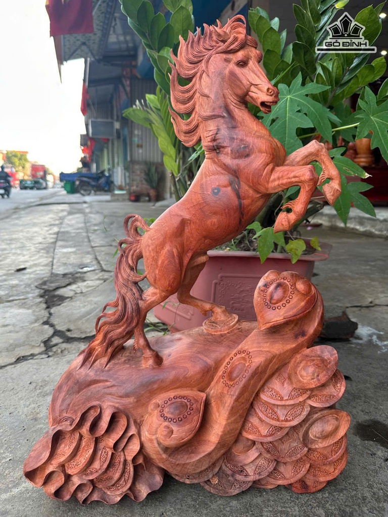 tuong-ngua-phong-thuy-nhat-ma-phi-thien-go-huong-cao-60-ngang-45-sau-17-cm-481001