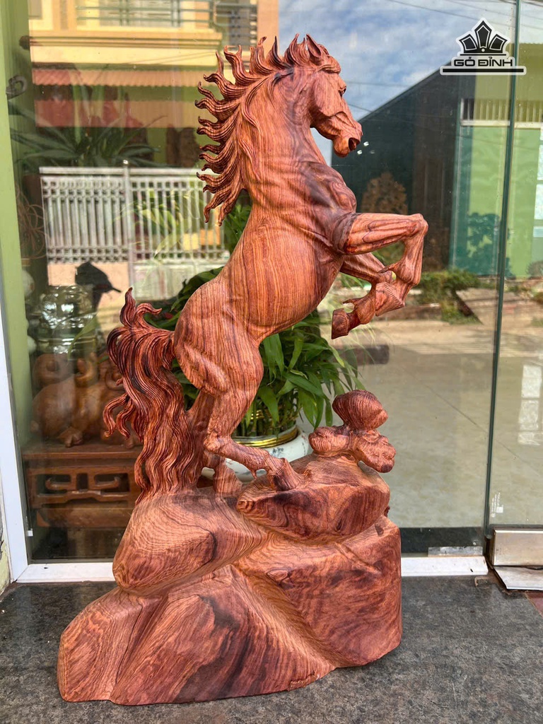 tuong-ngua-phong-thuy-nhat-ma-phi-thien-go-huong-cao-62-ngang-38-sau-15-cm-481354