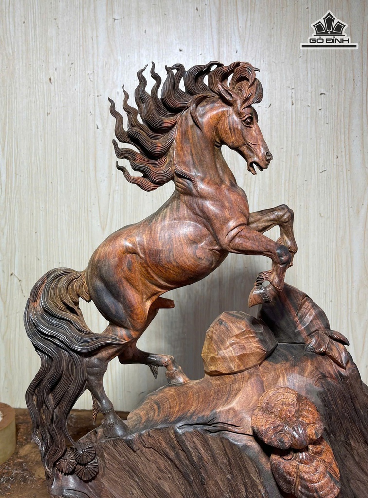 tuong-ngua-phong-thuy-nhat-ma-phi-thien-go-trac-cao-48-ngang-35-sau-17-cm-482142