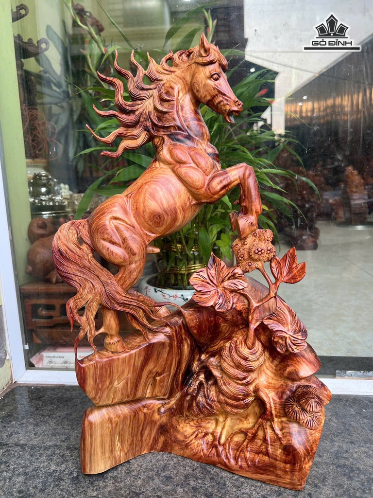 tuong-ngua-phong-thuy-nhat-ma-phi-thien-go-cam-cao-54-ngang-30-sau-15-cm-484579
