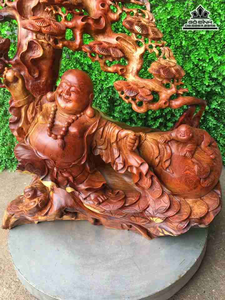 mua-Tuong-Phat-Di-Lac-dung-goc-tung-go-huong