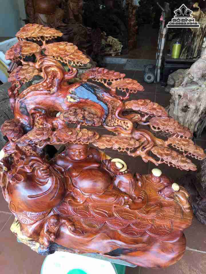 Tuong-Phat-Di-Lac-ngoi-goc-tung-go-huong