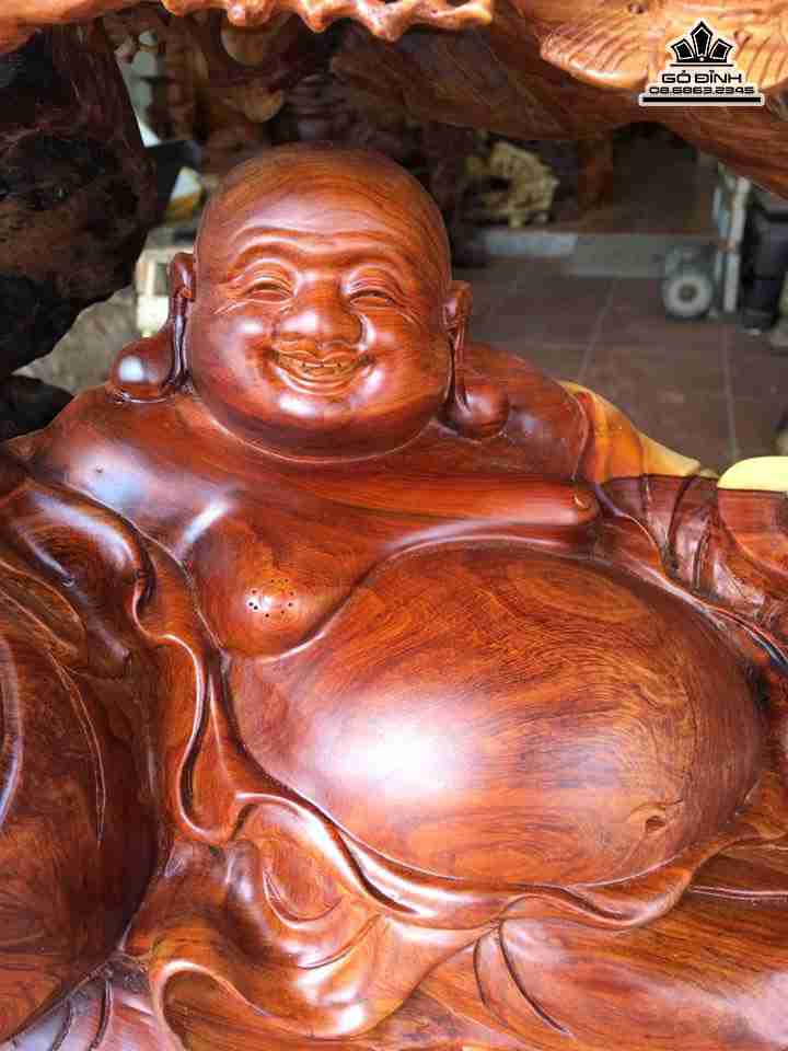 Tuong-Phat-Di-Lac-ngoi-goc-tung-go-huong