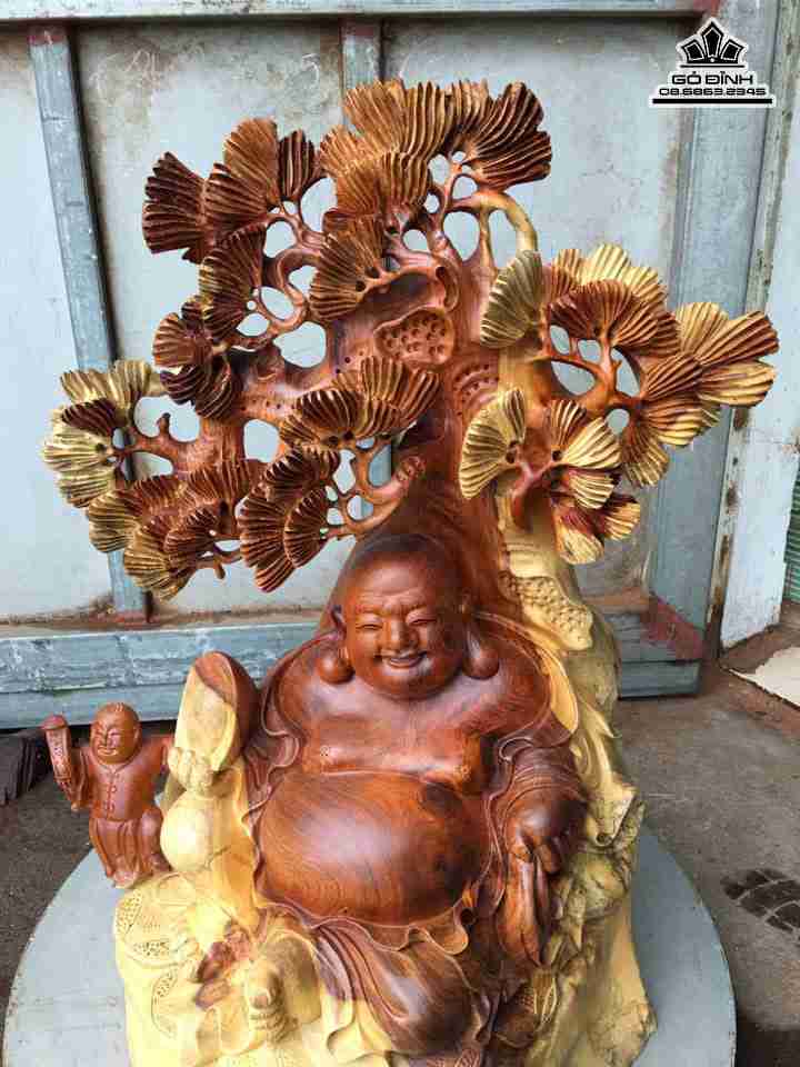 Tuong-Phat-Di-Lac-ngoi-goc-tung-go-huong