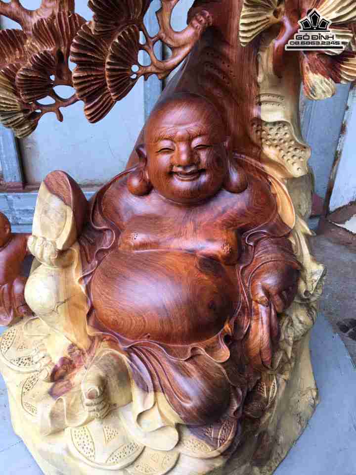 Tuong-Phat-Di-Lac-ngoi-goc-tung-go-huong