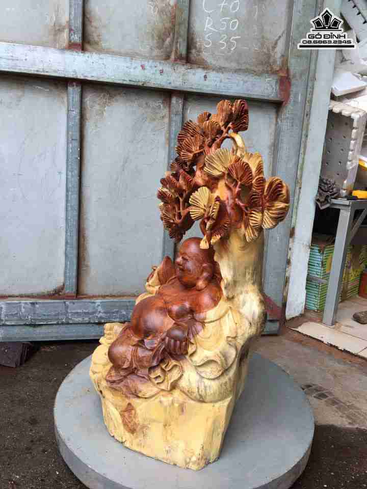 Tuong-Phat-Di-Lac-ngoi-goc-tung-go-huong