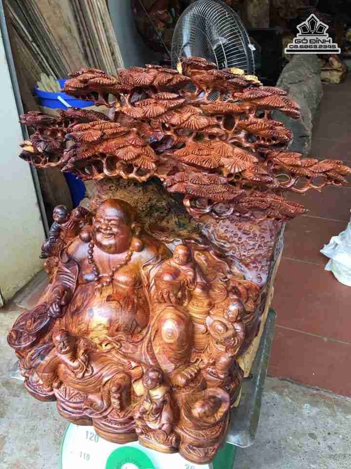 mua-Tuong-Phat-Di-Lac-ngu-phuc-ngoi-goc-tung-go-cam