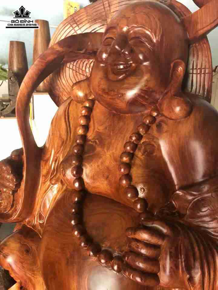 Phật di lặc gỗ nu hương ôm đá  1
