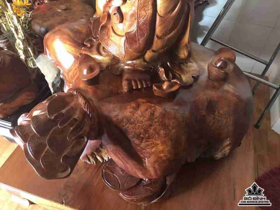 Phật di lặc gỗ nu hương ôm đá  4