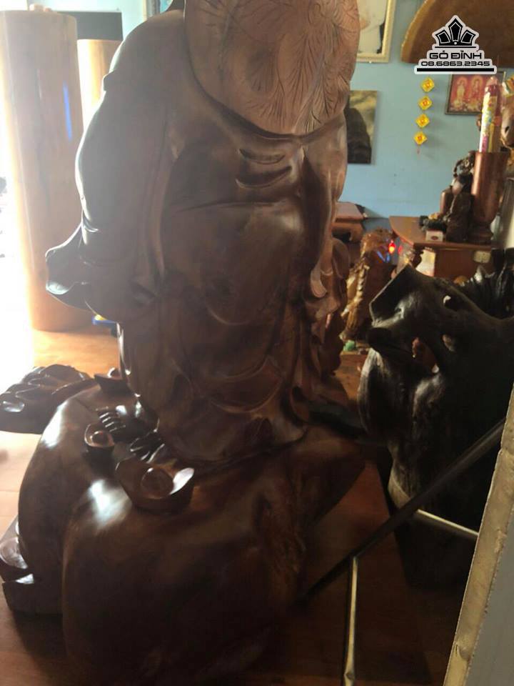 Phật di lặc gỗ nu hương ôm đá  6