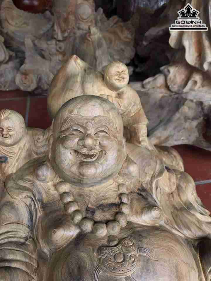 Phật di lặc và tam tặc gỗ bách xanh  1