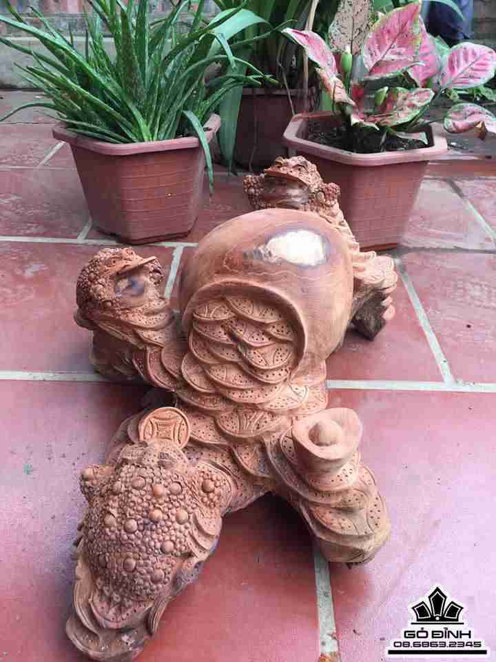 Bình cóc hút tài lộc gỗ hương  1