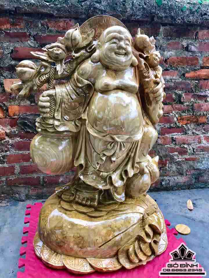 Phật di lặc vác cành đào gỗ nu nghiến  1