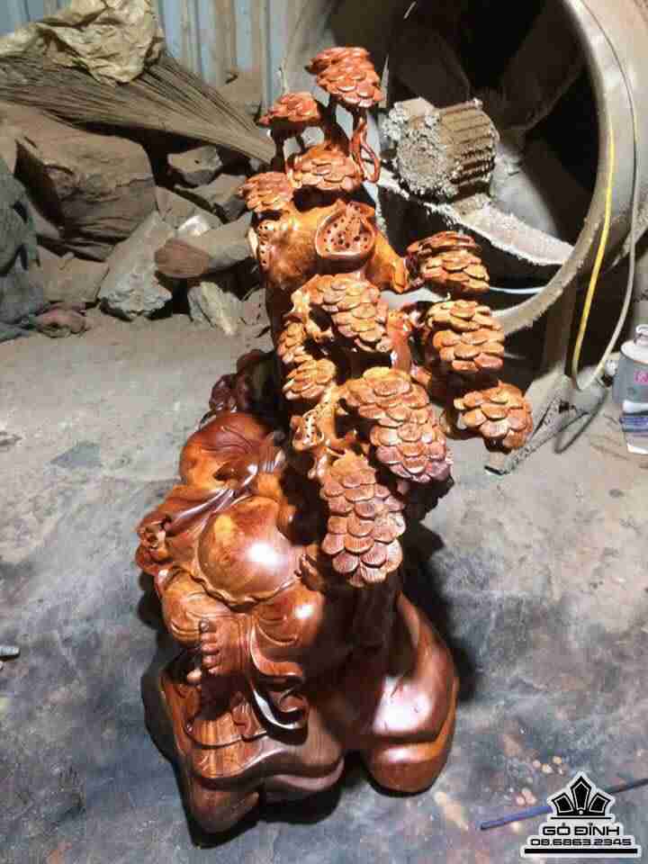 Phật di lặc ngồi gốc tùng gỗ hương ôm đá  2