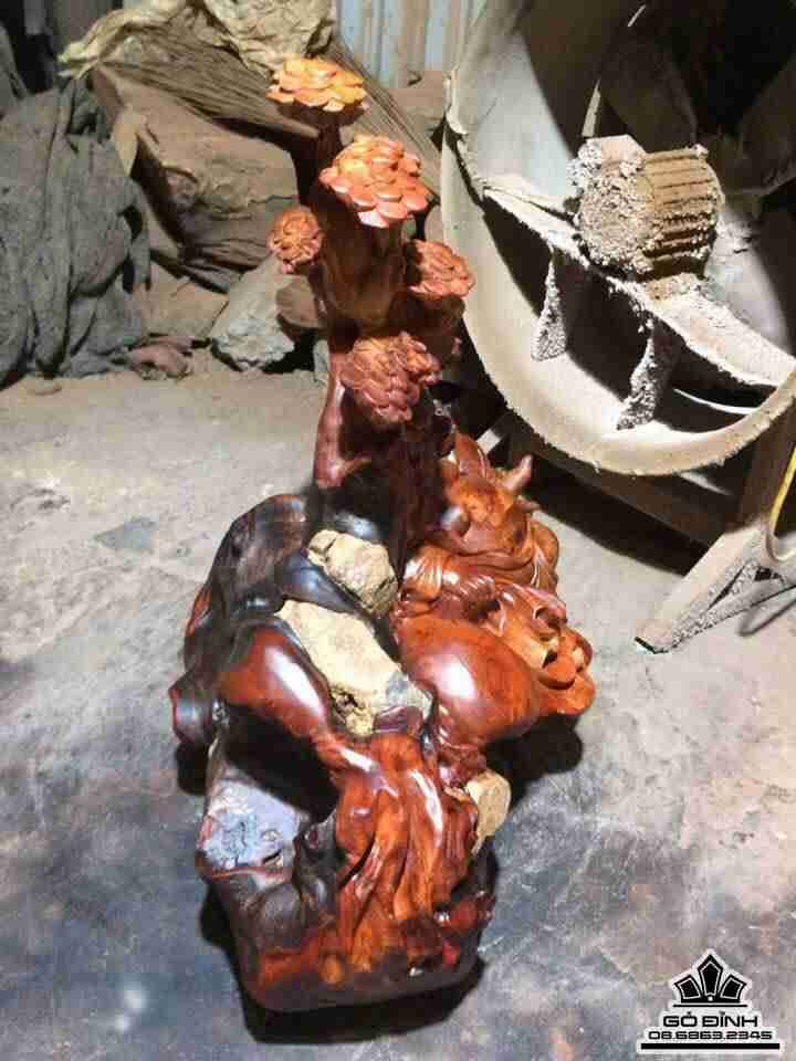 Phật di lặc ngồi gốc tùng gỗ hương ôm đá  3