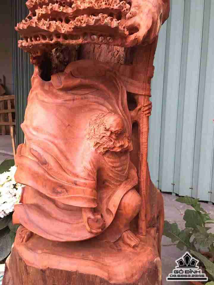 Đạt ma đúng gốc tùng gỗ hương 94x40x38 1