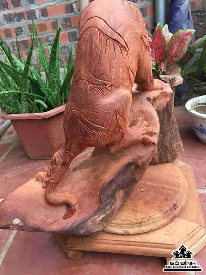 Chúa tể sơn lâm gỗ hương 40x56x17 5