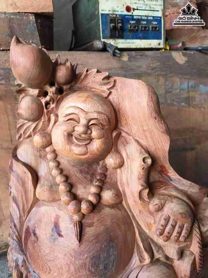 Phật di lặc vác cành đào gỗ hương 60x34x34 4