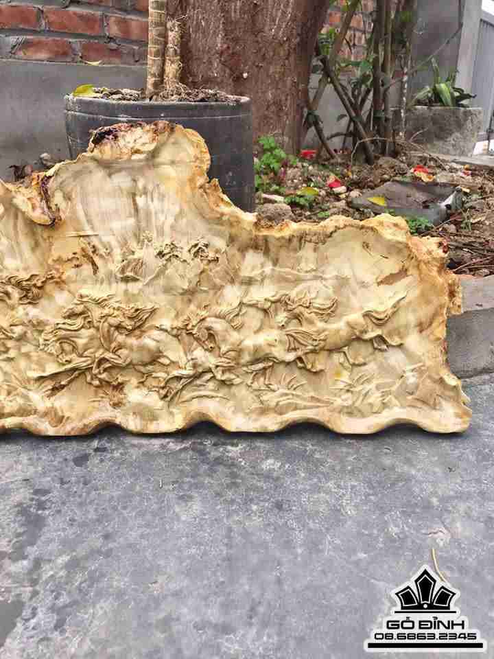 Tranh mã đáo thành công gỗ nu nghiến 66x35x3 3