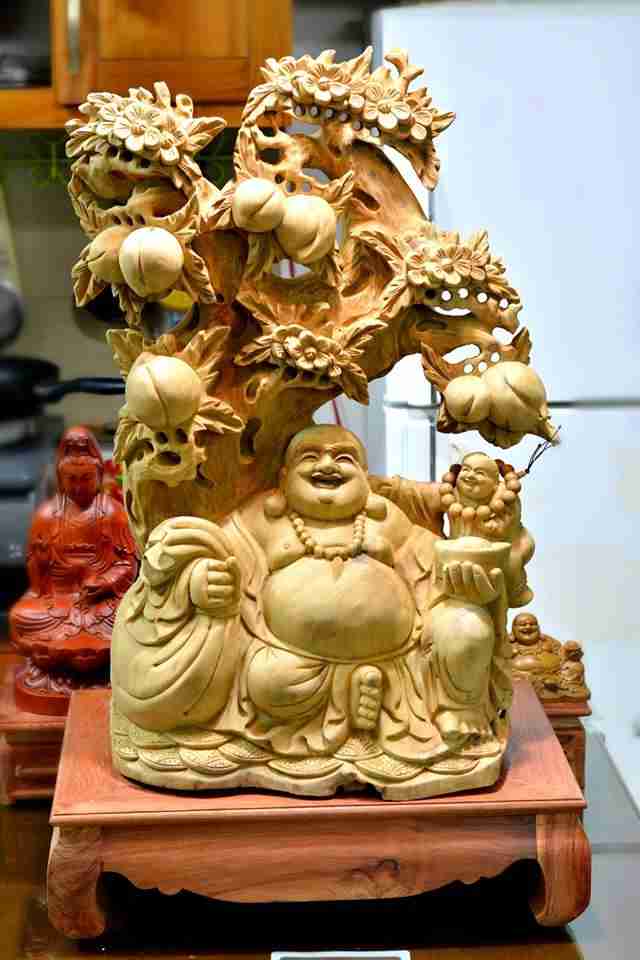 Phật di lặc ngồi gốc đào gỗ xá xị thơm 71x46x20 2