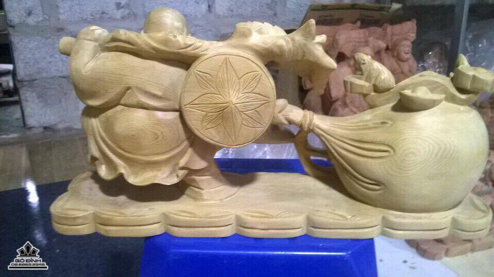 Phật di lặc kéo bao  tiền gỗ  bách xanh 40x20x10 1