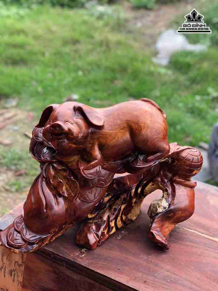 Tượng Heo Ôm Tiền gỗ hương  cao 34 rộng 50 sâu 27 (cm)
