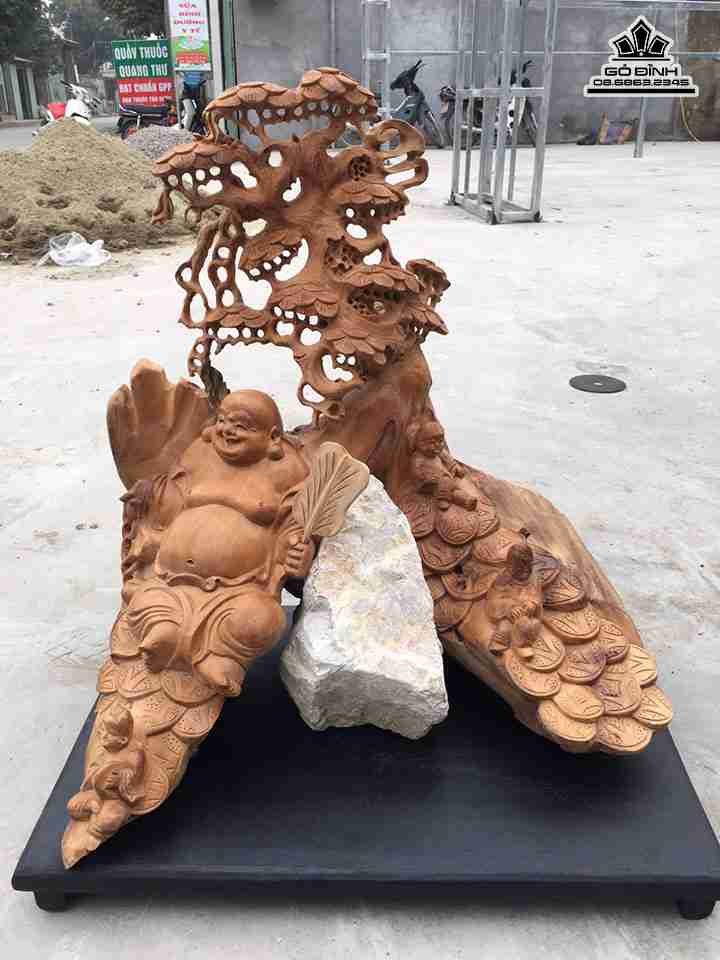 Tượng Phật Di Lặc ngồi gốc tùng gỗ ngọc am  cao 63 rộng 52 sâu 43 (cm)