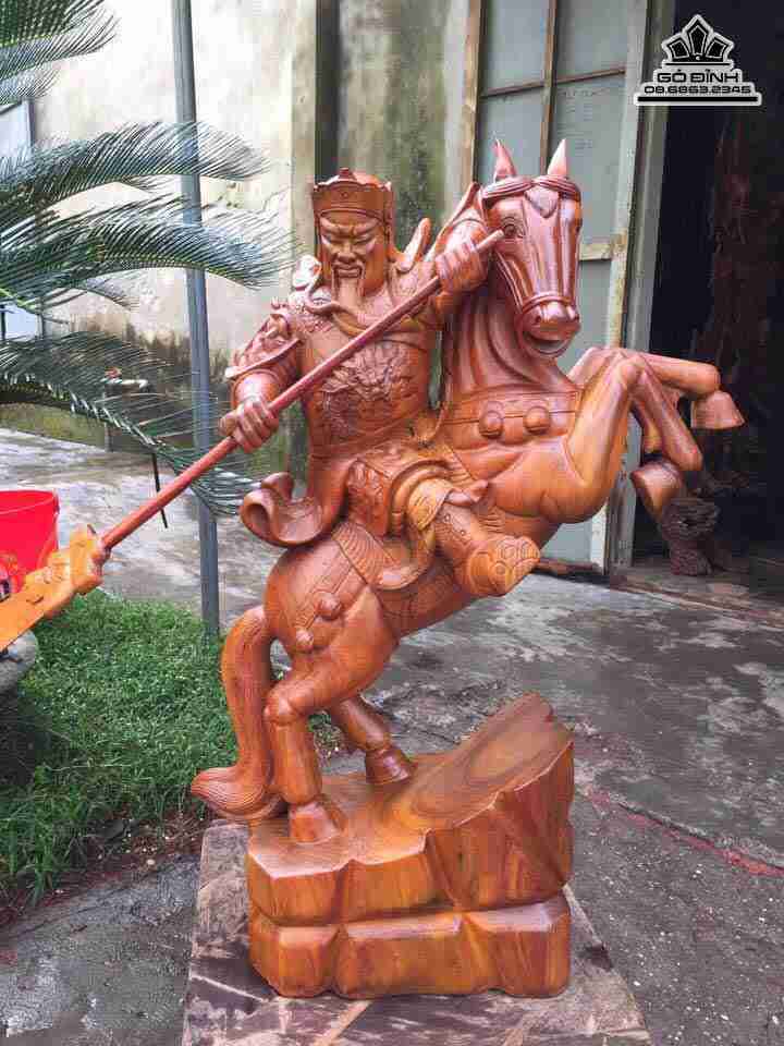 Tượng Quan công cưỡi ngựa gỗ hương  cao 60 rộng 35 dày 23 (cm)