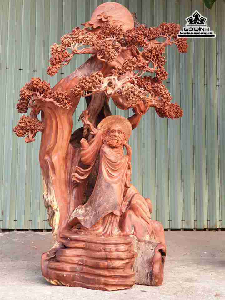 Tượng Đạt Ma đứng gốc tùng gỗ  hương  cao 140 rộng 90 dày 68 (cm)