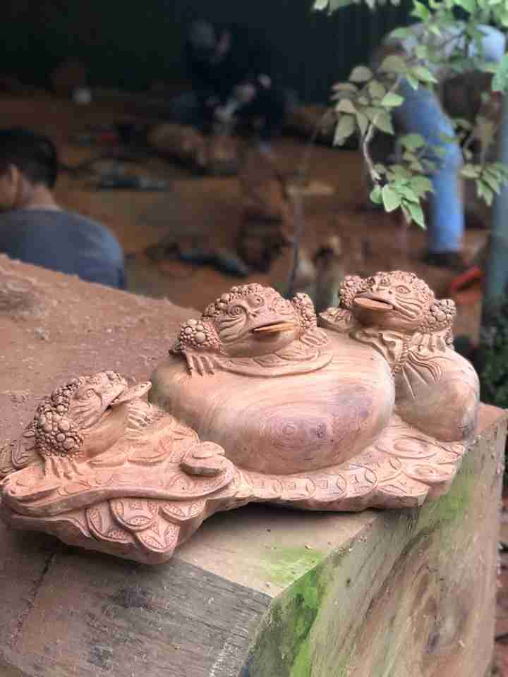 Tượng Thiềm Thử Cóc ngậm tiền gỗ hương  cao 25 rộng 66 sâu 40 (cm)