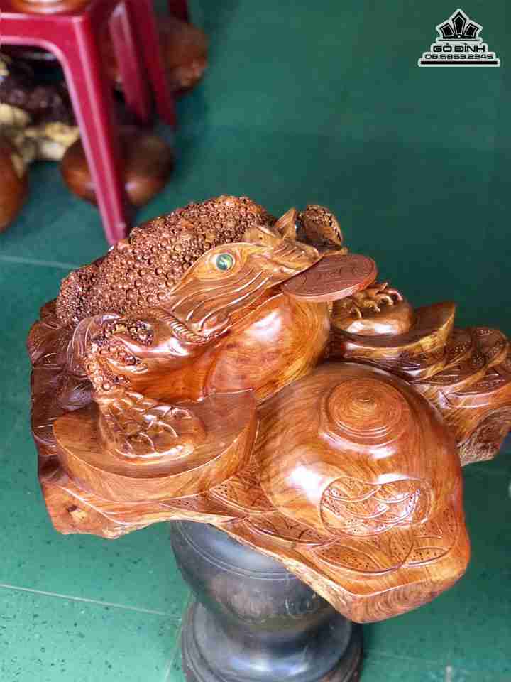 Tượng cóc 3 chân ( Thiềm Thừ) ngồi chum tiền gỗ hương  cao 30 rộng 60 dày 56 (cm)