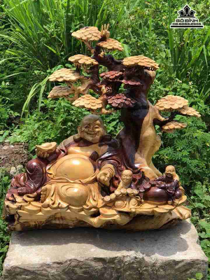Phật di lặc ngồi gốc tùng gỗ cẩm chỉ  cao 72 rộng 68 sâu 48 (cm)