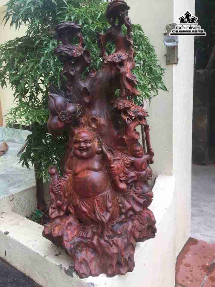 Phật di lặc đứng gốc tùng gỗ trắc đỏ đen  cao 60 rộng 30 dày 18 (cm)