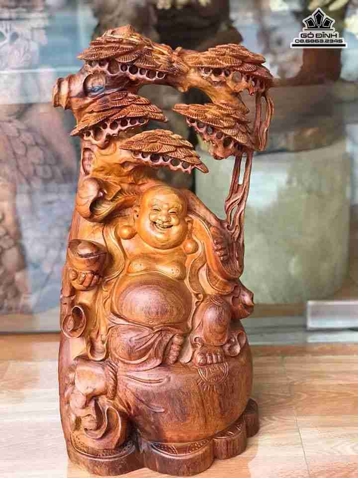 Phật di lặc ngồi gốc tùng gỗ hương  cao 62 rộng 32 dày 22 (cm)