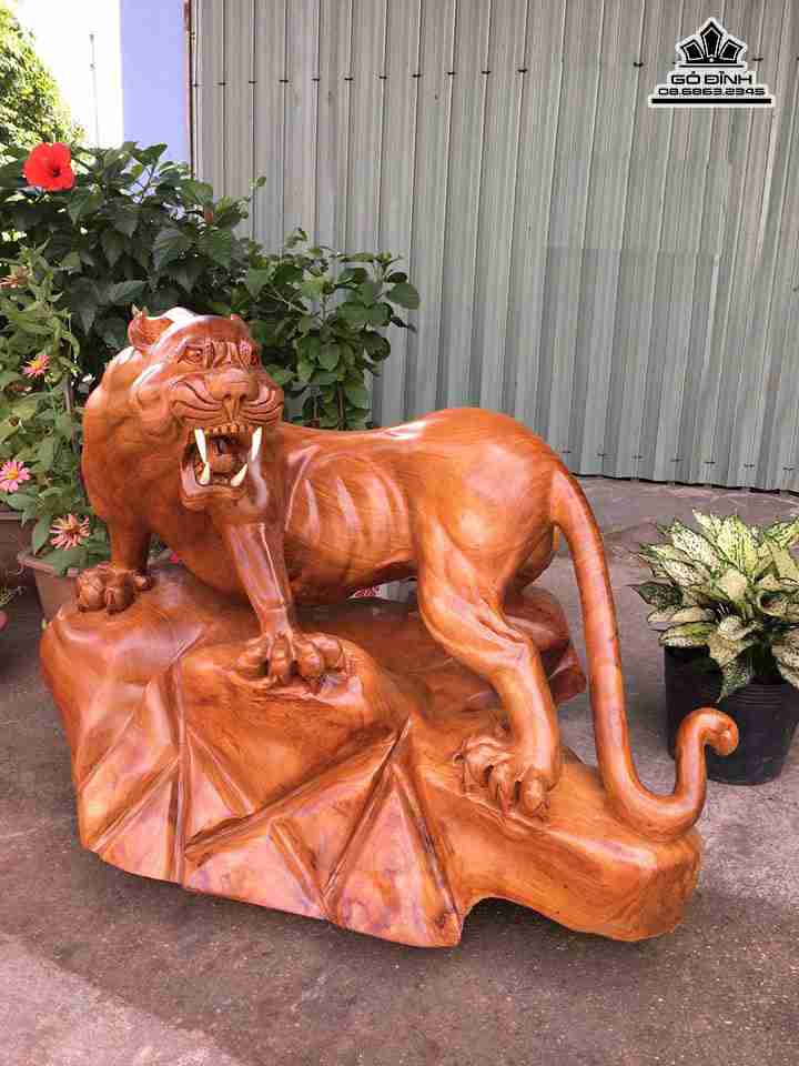 Cọp săn mồi gỗ hương  cao 66 rộng 90 dày 62 (cm)