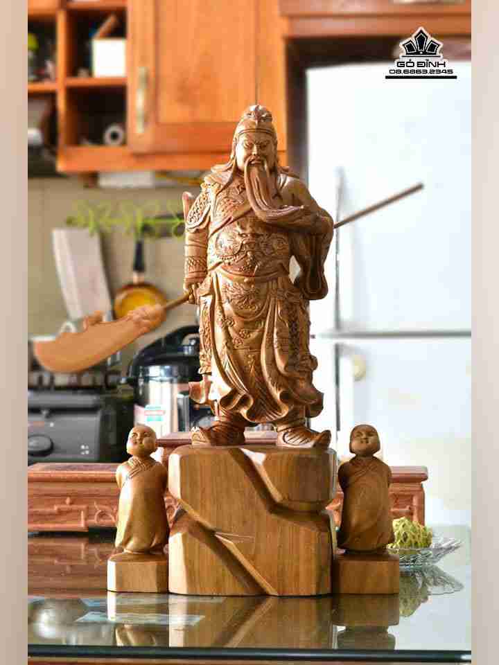 Quan công dương đao gỗ bách xanh  cao 60 ngang 18 dày 18 (cm)