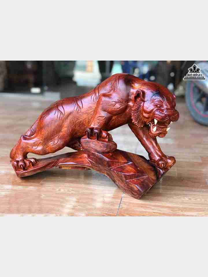 Hổ săn mồi gỗ hương  cao 50 rộng 34 dày 21 (cm)