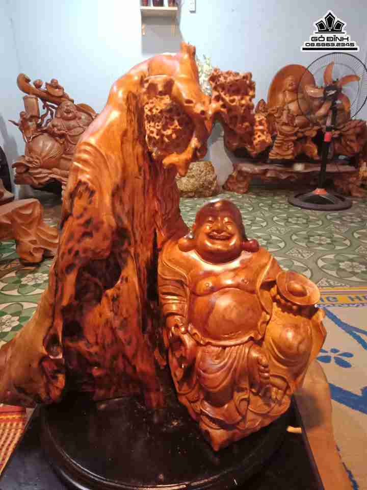 Phật di lặc ngồi gốc tùng gỗ xá xị thơm  cao 50 rộng 45 dày 20 (cm)