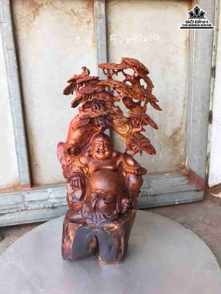 Phật di lặc ngồi gốc tùng gỗ hương  cao 52 rộng 30 dày 20 (cm)