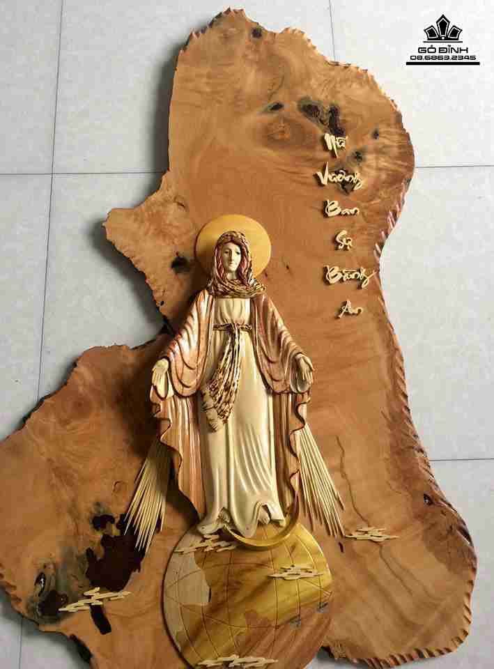 Tranh đức mẹ ban ơn gỗ trai  dài 100 rộng 65 dày 2 (cm)