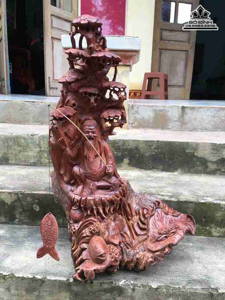 Lã vọng câu cá dưới gốc tùng gỗ hương  cao 76 rộng 50 dày 36 (cm)