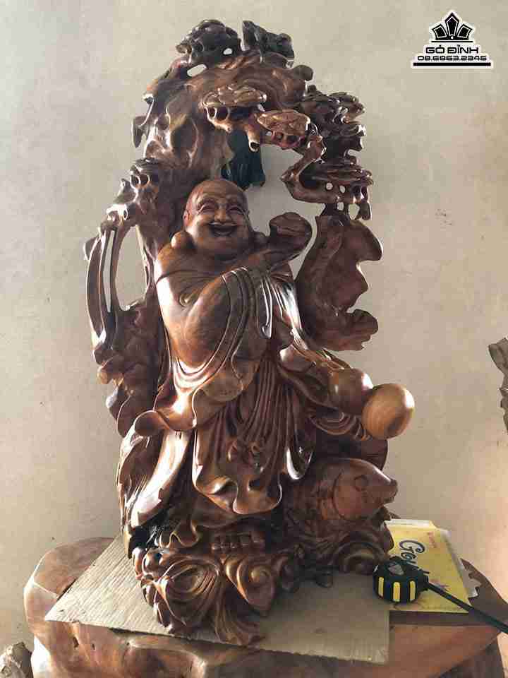 Di lặc chúc phúc đứng gốc tùng gỗ xá xị cao 90 rộng 47 dày 50 (cm)