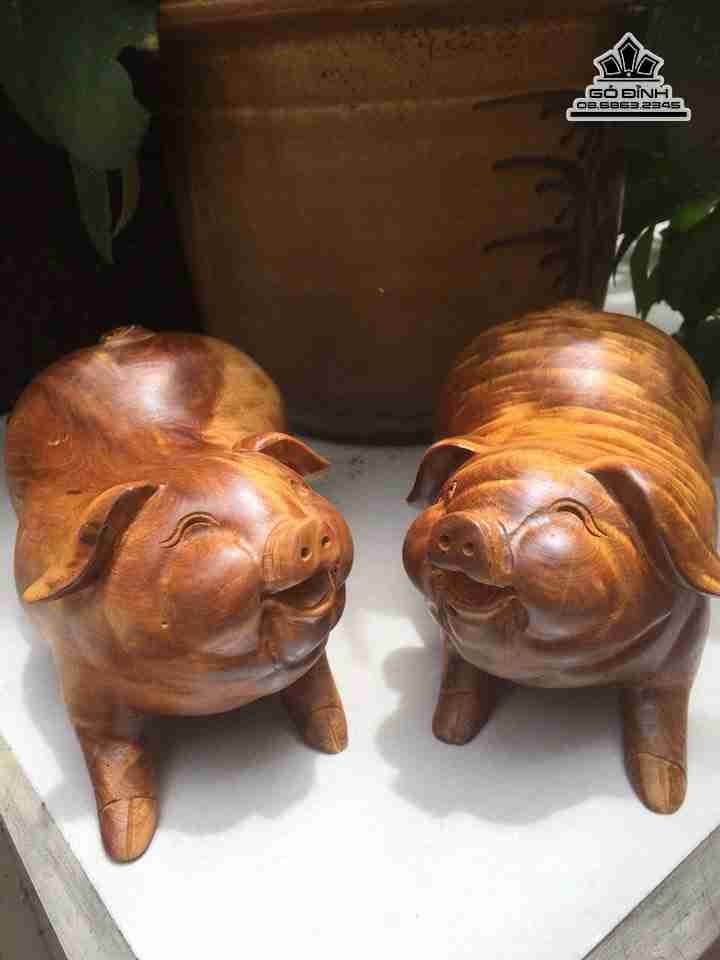 Vợ chồng nhà heo gỗ bách xanh  cao 9 dài 16 dày 9 (cm)