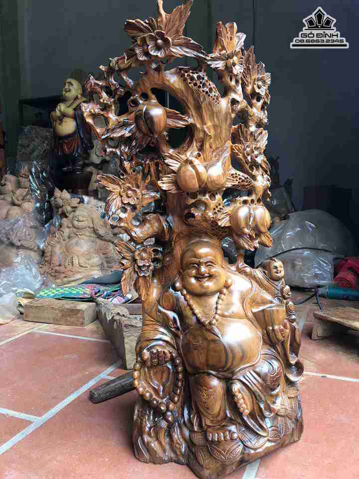 Phật di lặc ngồi gốc đào gỗ bách xanh  cao 70 rộng 35 dày 25 (cm)