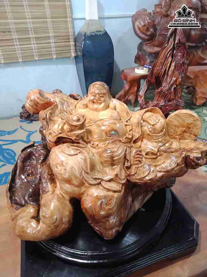 Di lặc ngồi bao tiền gỗ chun sụn pơ mu rộng 60 cao 28 dày 42 (cm)