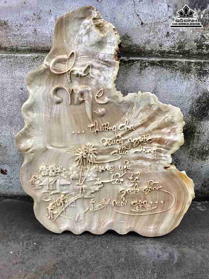 Tranh cha mẹ gỗ nu nghiến  dài 58 rộng 46 dày 2.5 (cm)