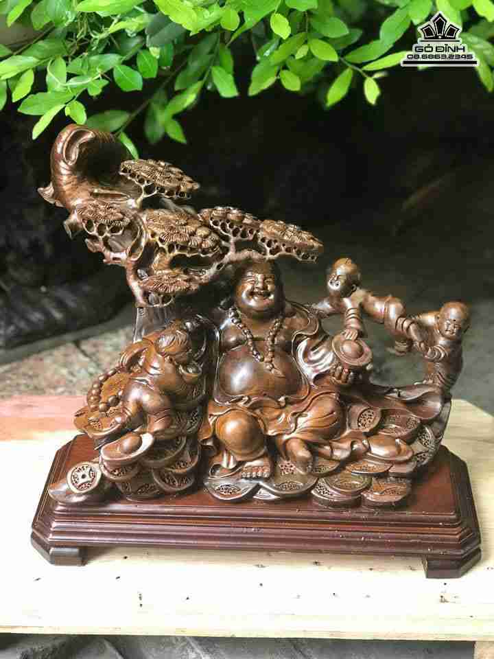 Phật di lặc ngồi gốc tùng gỗ thủy tùng  cao 30 rộng 38 dày 24 (cm)