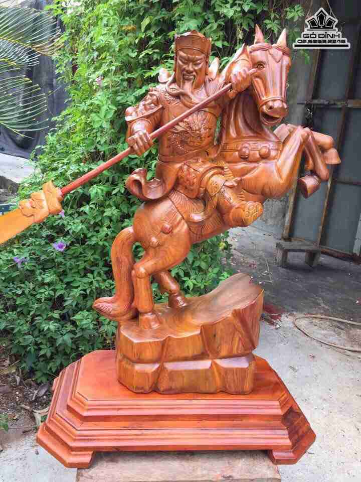 Quan công cưỡi ngựa gỗ hương  cao 66 rộng 46 dày 26 (cm)