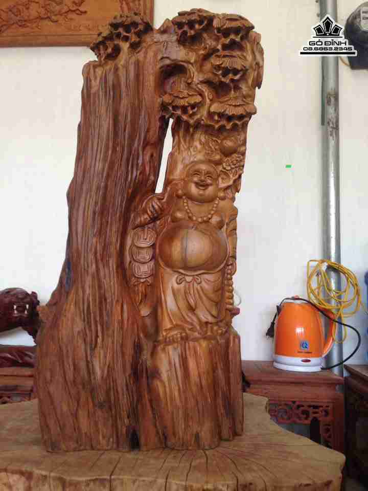 Phật di lặc đứng gốc tùng gỗ bách xanh thơm  cao 72 rộng 38 dày 20 (cm)